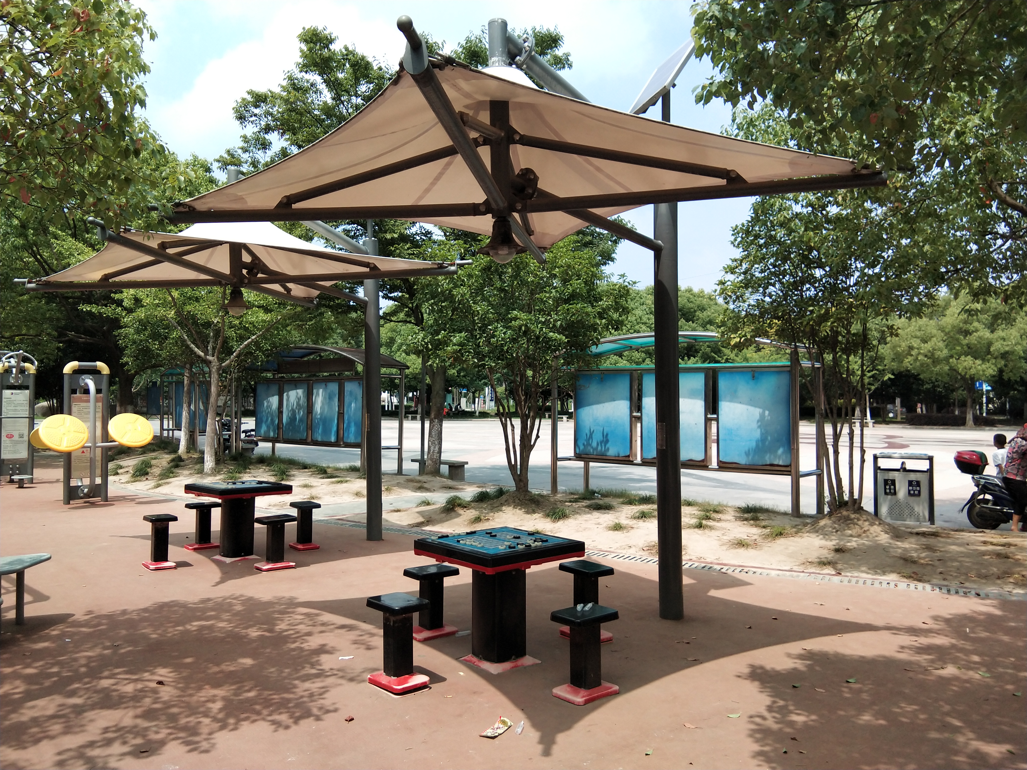 太陽能燈光遮陽棚