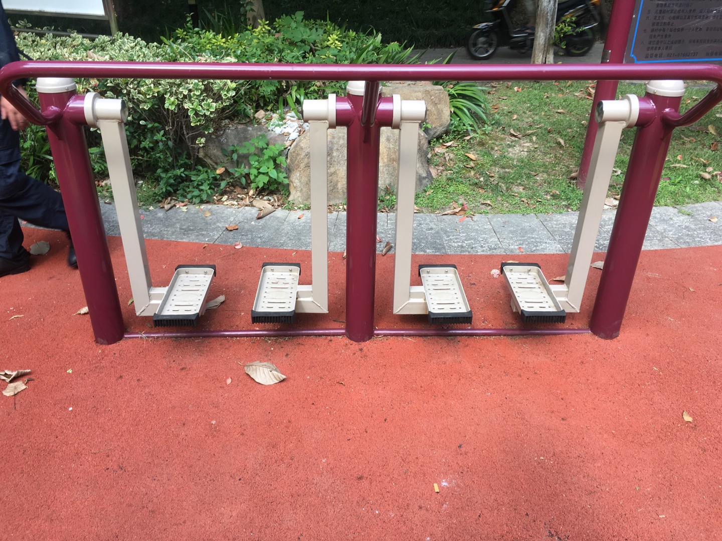 二位太空漫步機(jī)