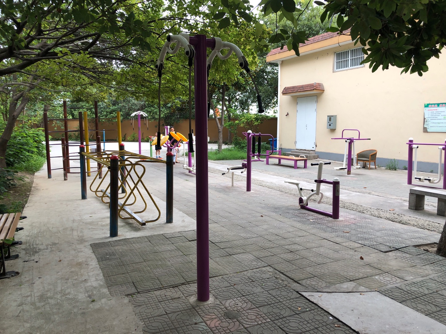 銀杏居委南區(qū)健身點