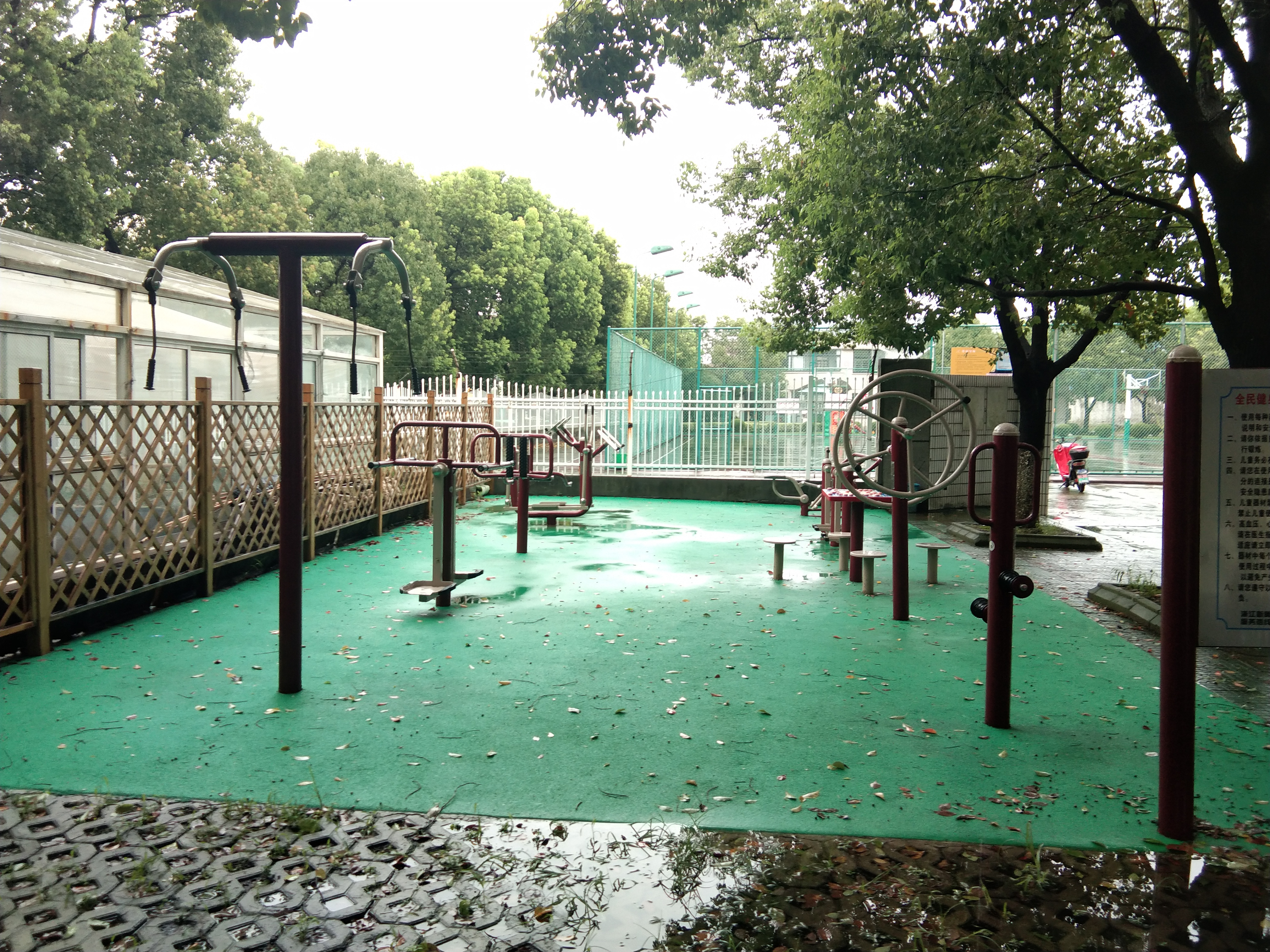 西岑居委會公共運(yùn)動場健身點