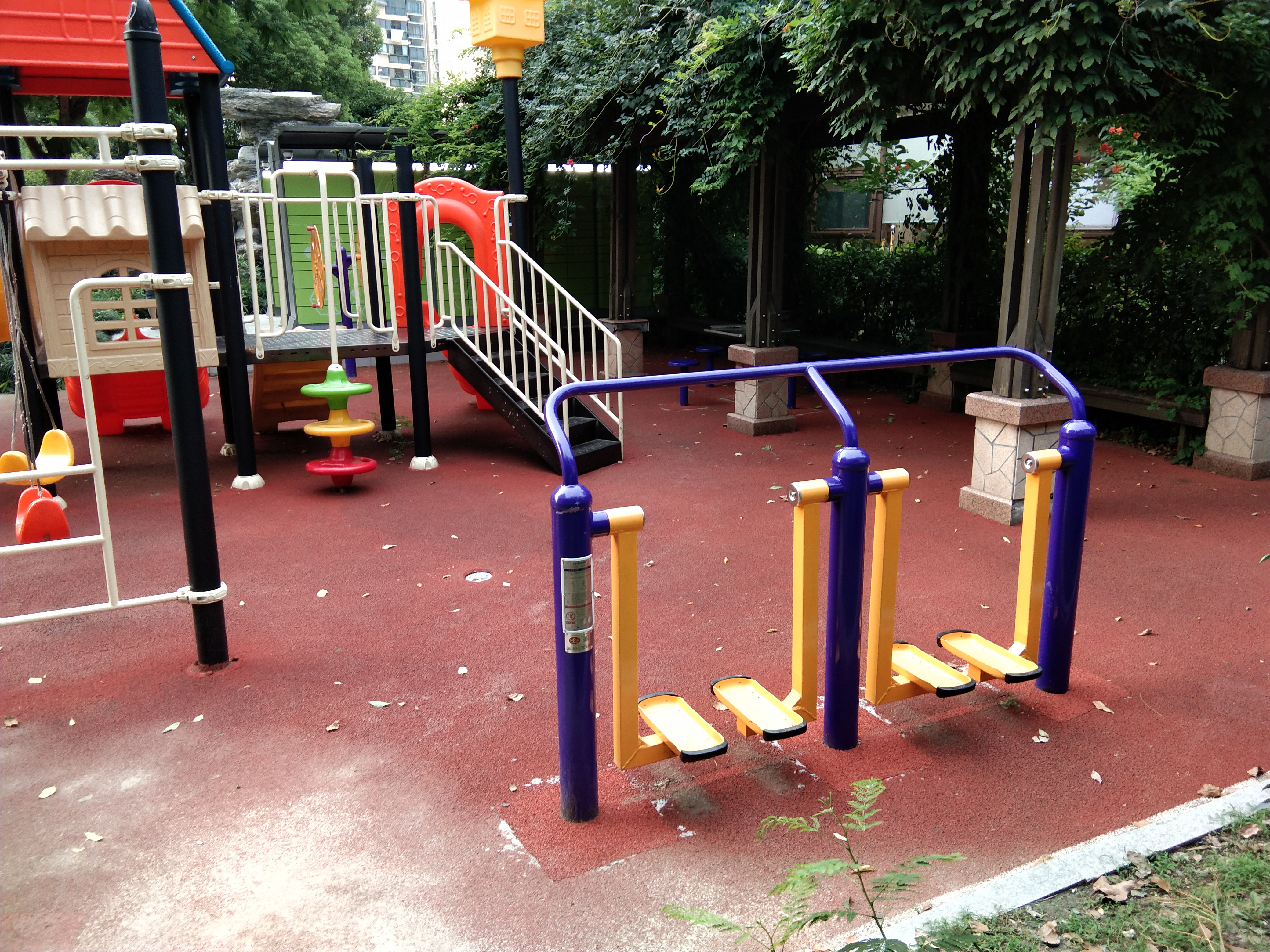 綠舟社區(qū)港俞路居委會(huì)旁健身點(diǎn)