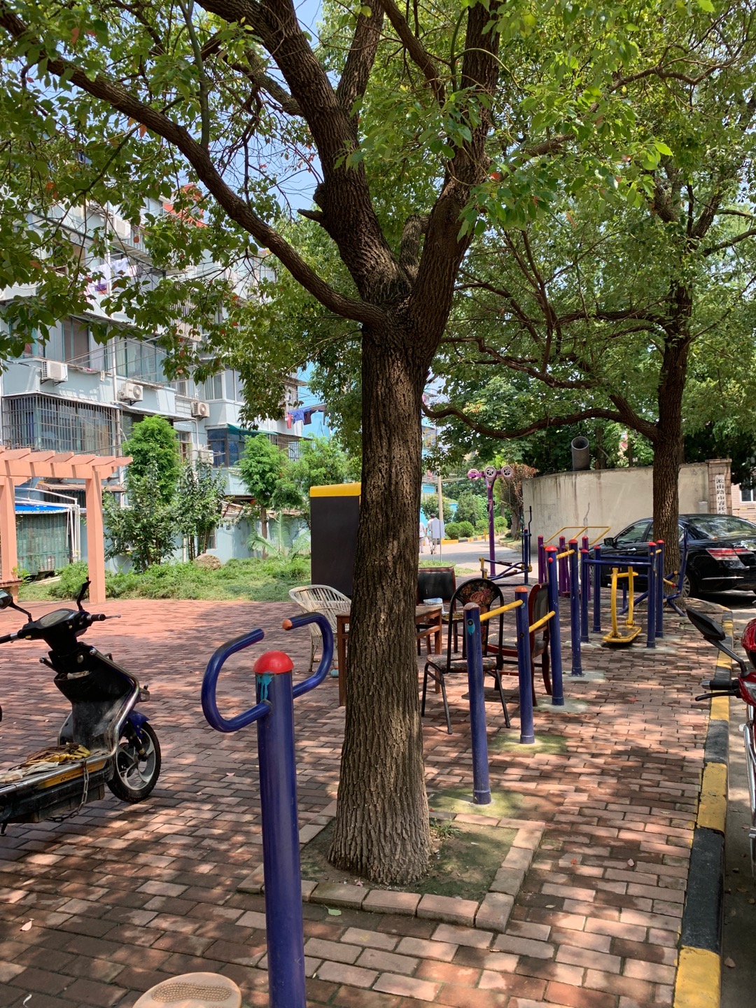 淞南四村居委長三健身點