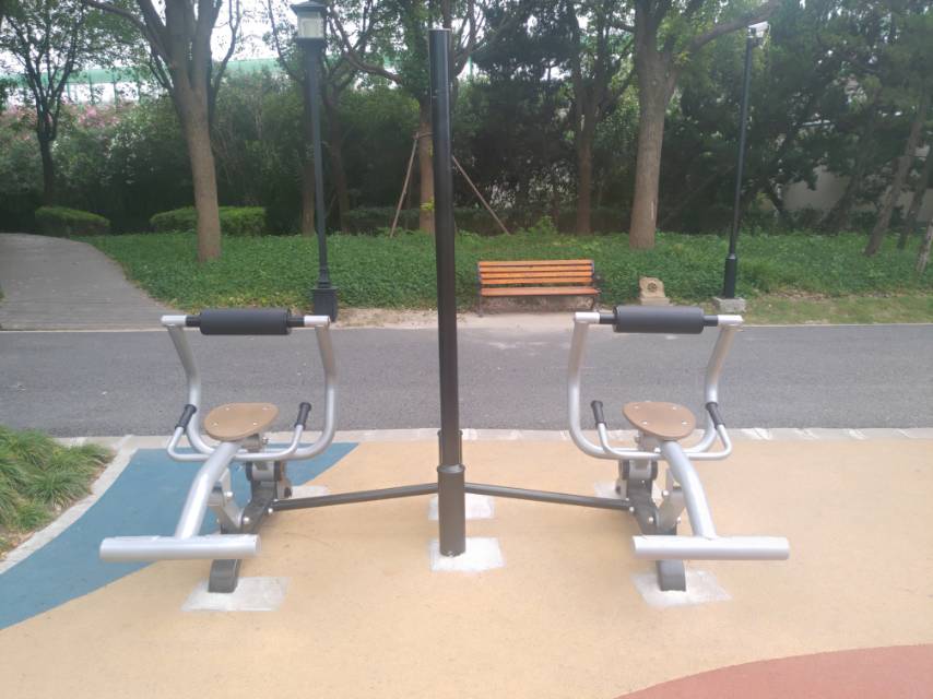 自重式背部訓(xùn)練器