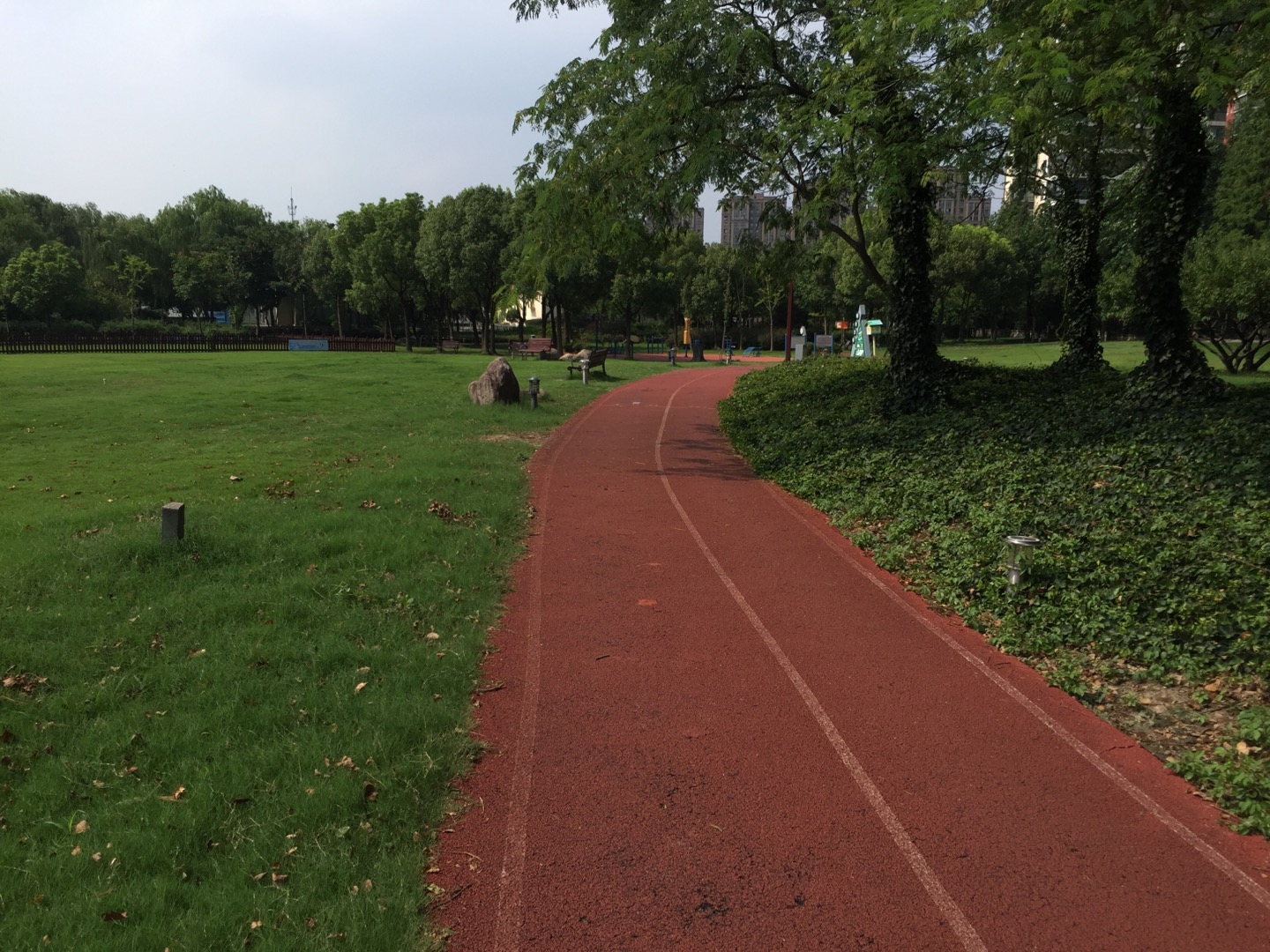 百畝公園健身步道