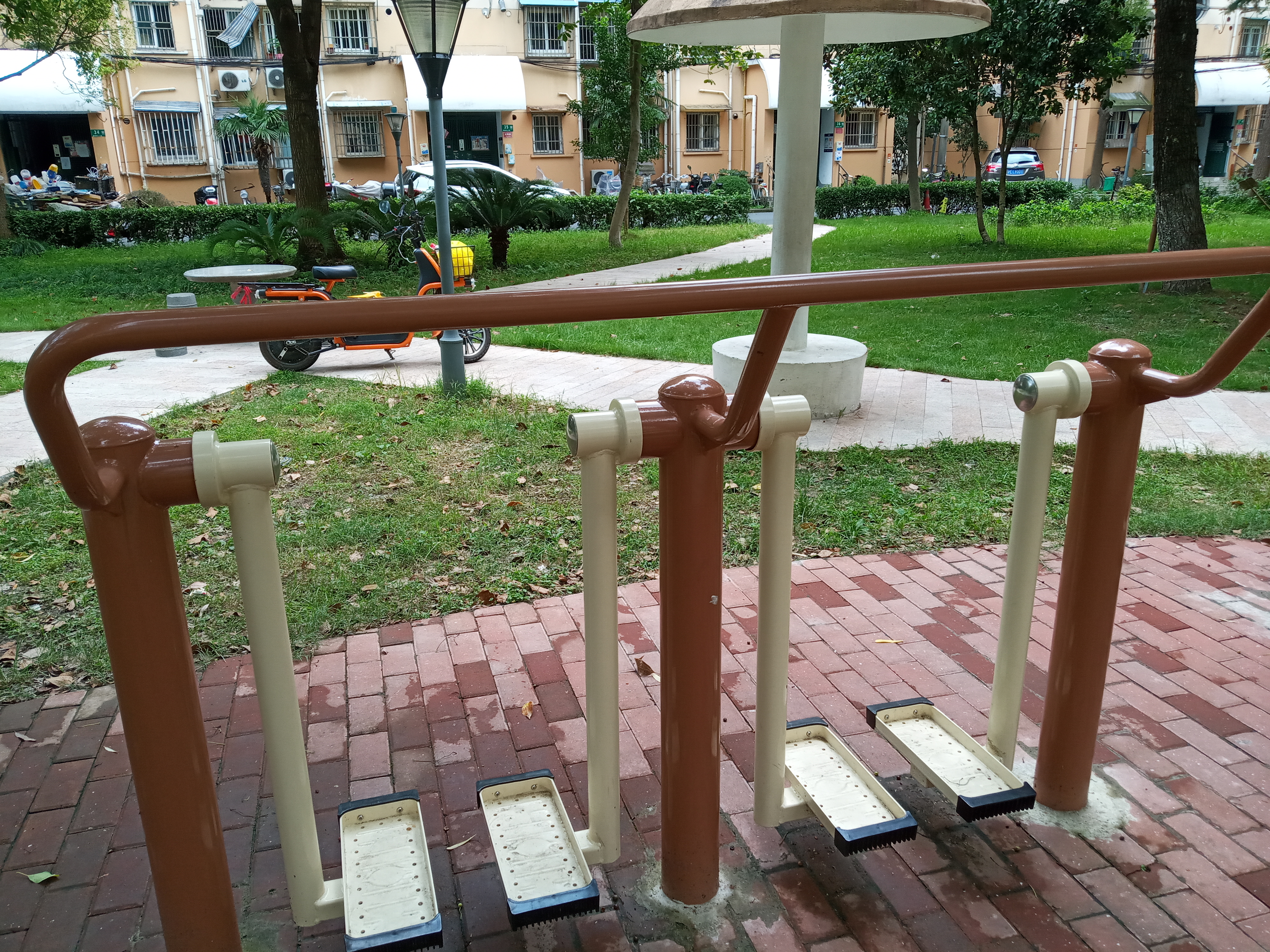 二位太空漫步機(jī)