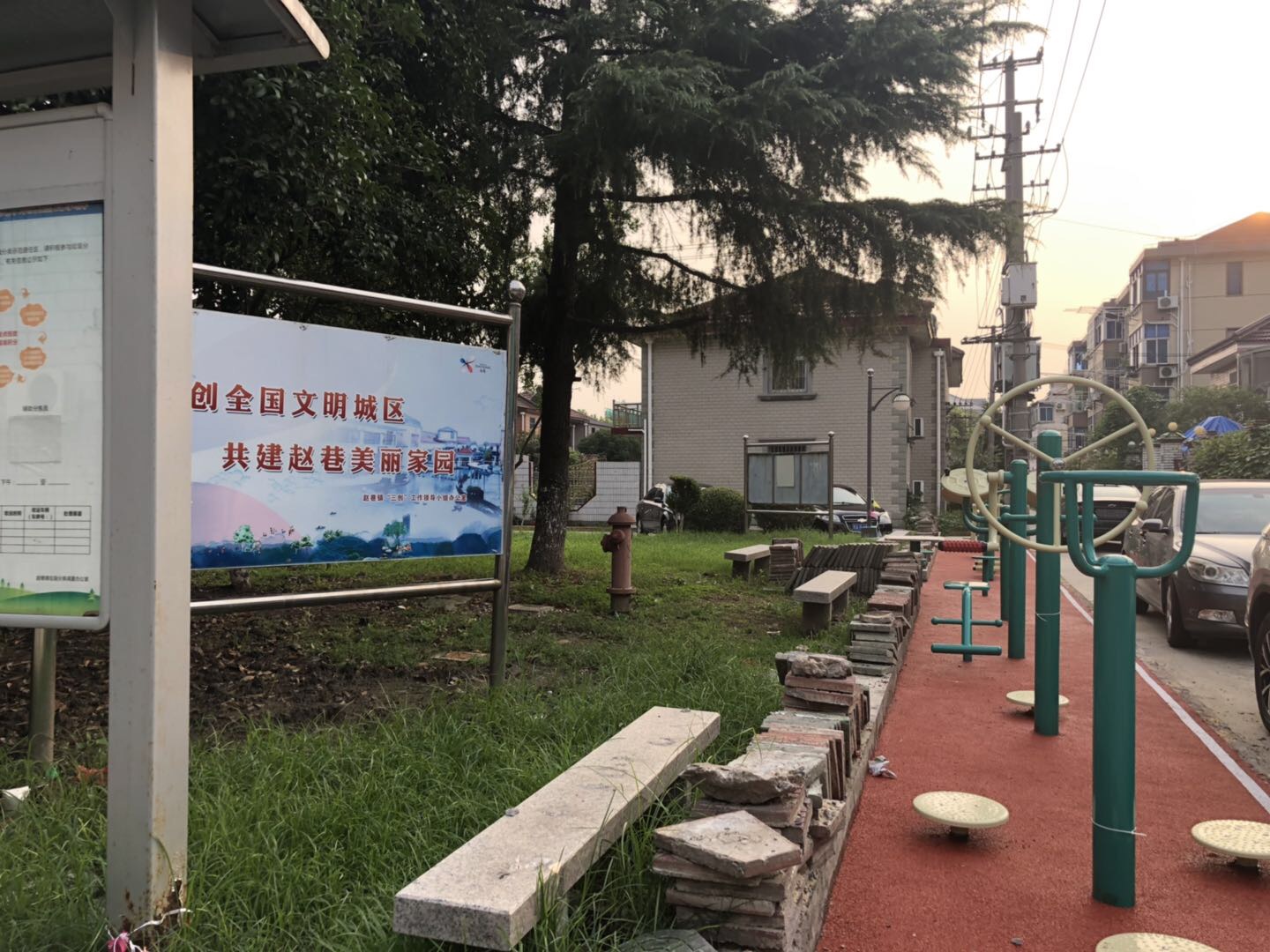 鎮(zhèn)中小區(qū)健身點(diǎn)