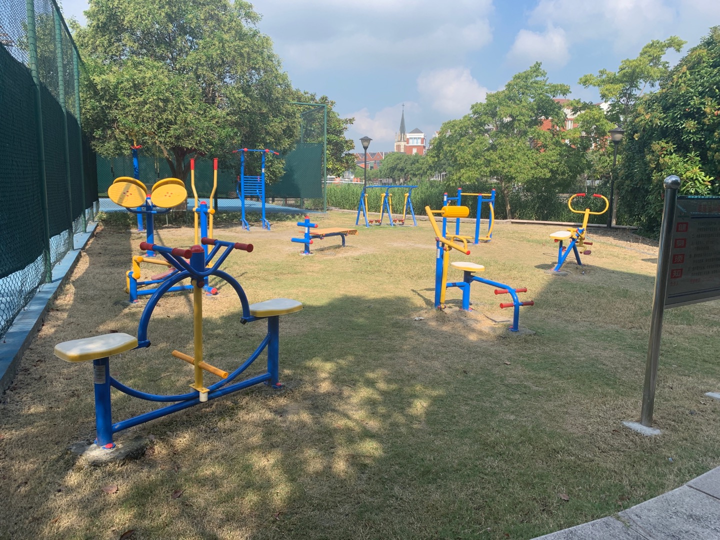 泰晤士幼兒園西側(cè)健身點(diǎn)