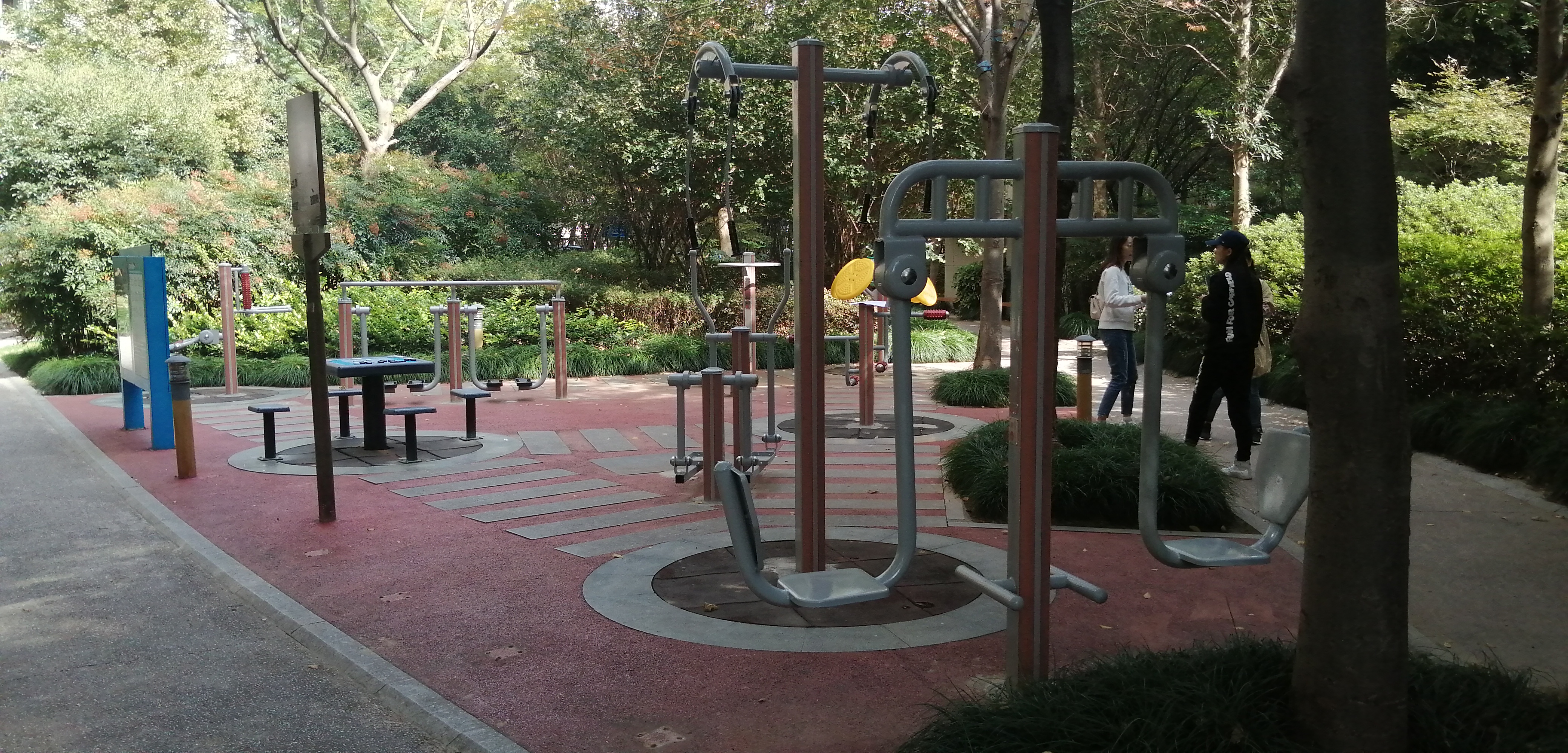 靜安區(qū)大寧路街道慧芝湖花園居委健身點（平型關(guān)路1083弄二）