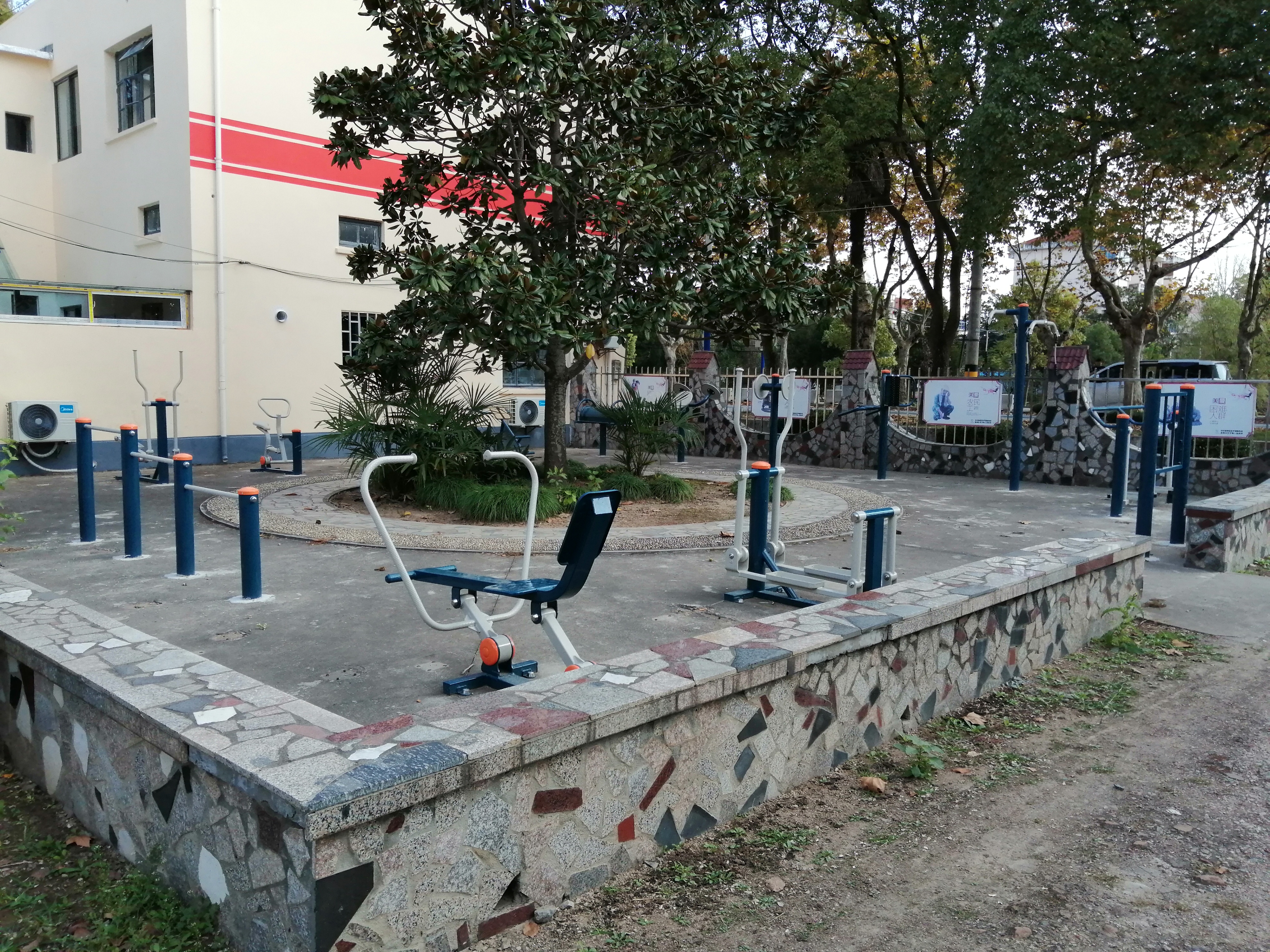 東平鎮(zhèn)東風一村健身點