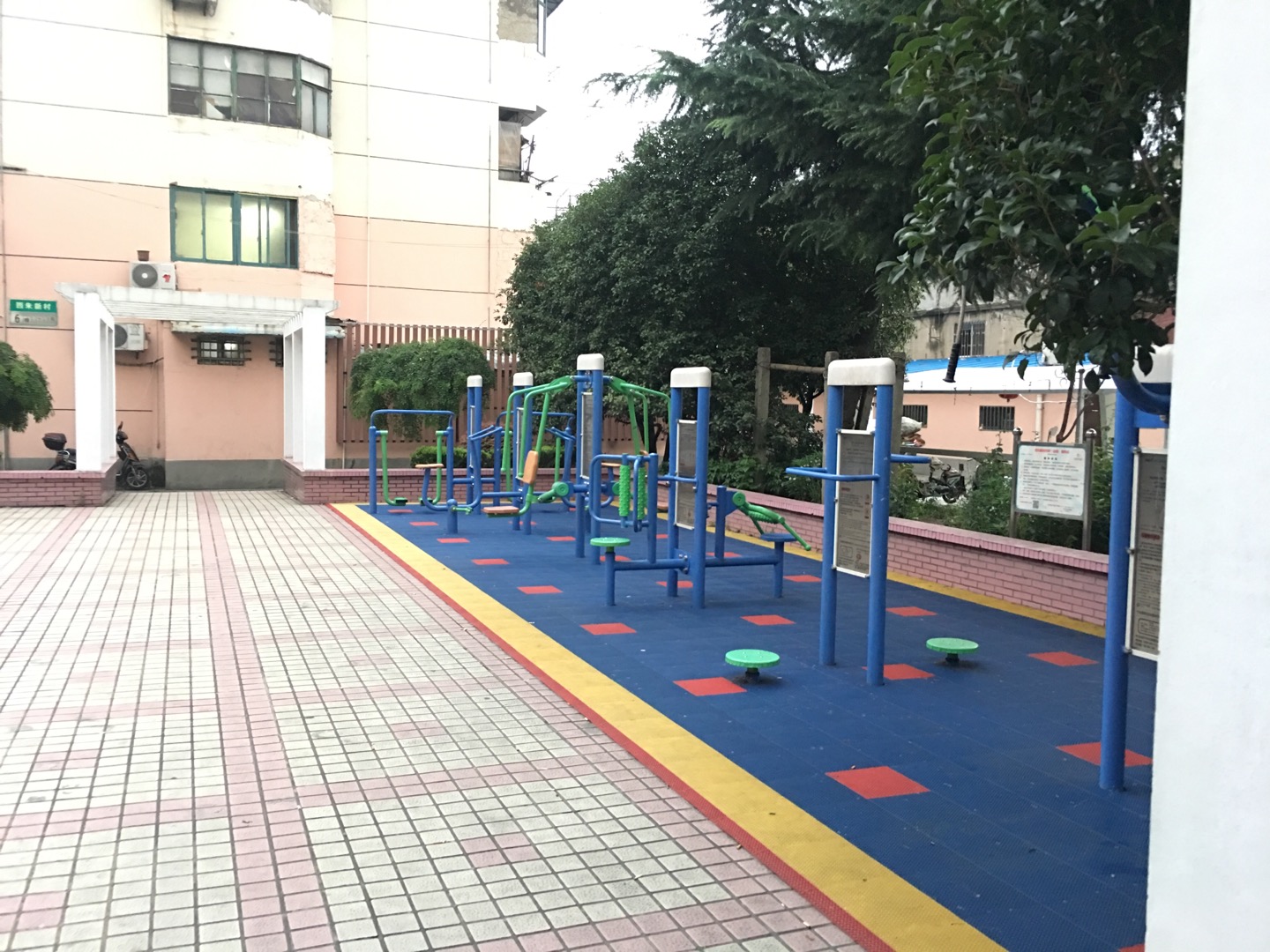 西朱新村居委健身點(diǎn)