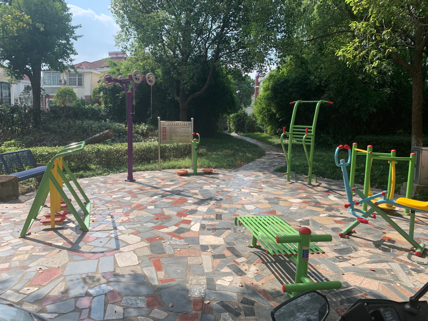 晨島花苑門口健身點