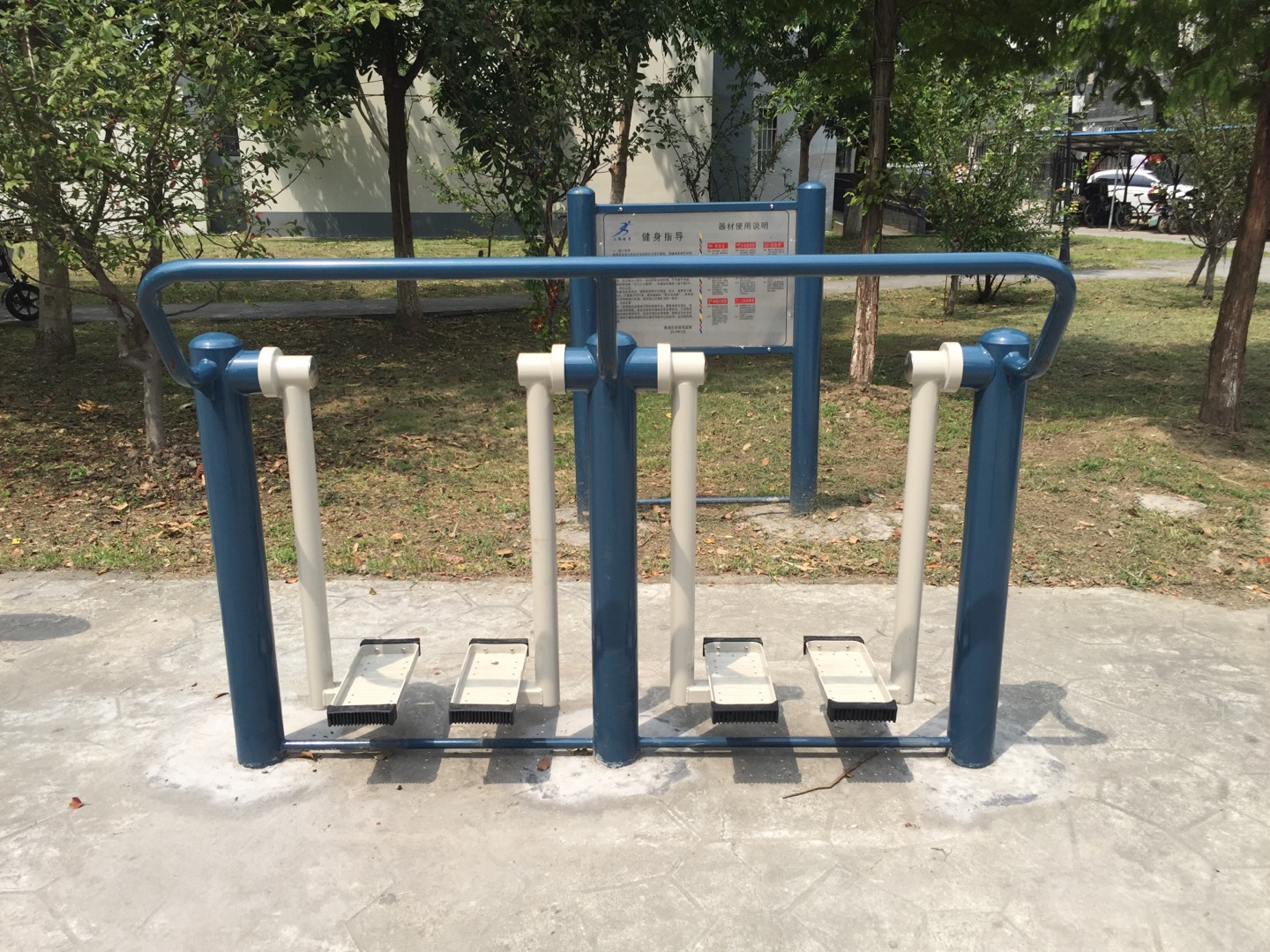 二位太空漫步機(jī)