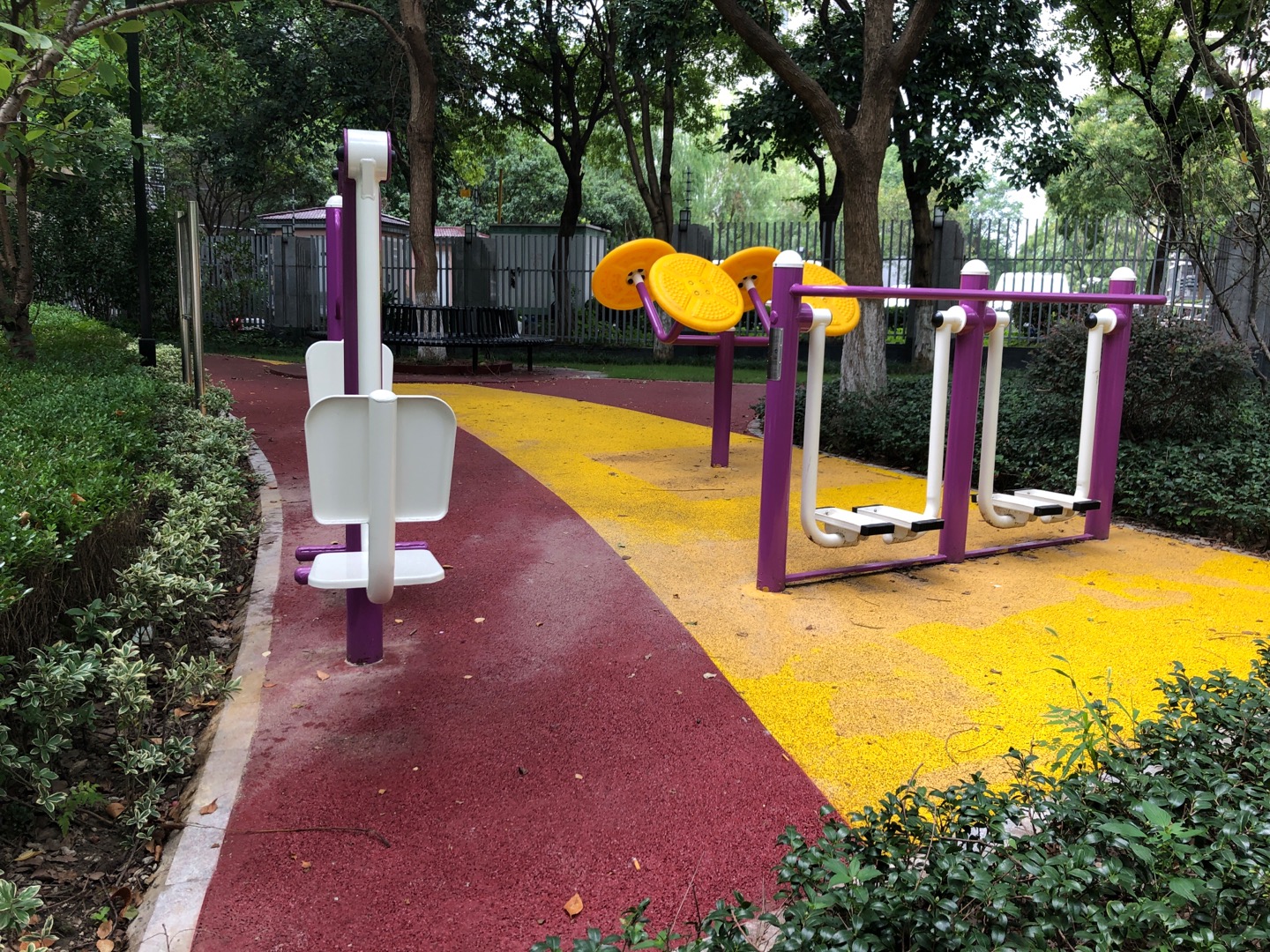 蓮花路西側(cè)健身步道1