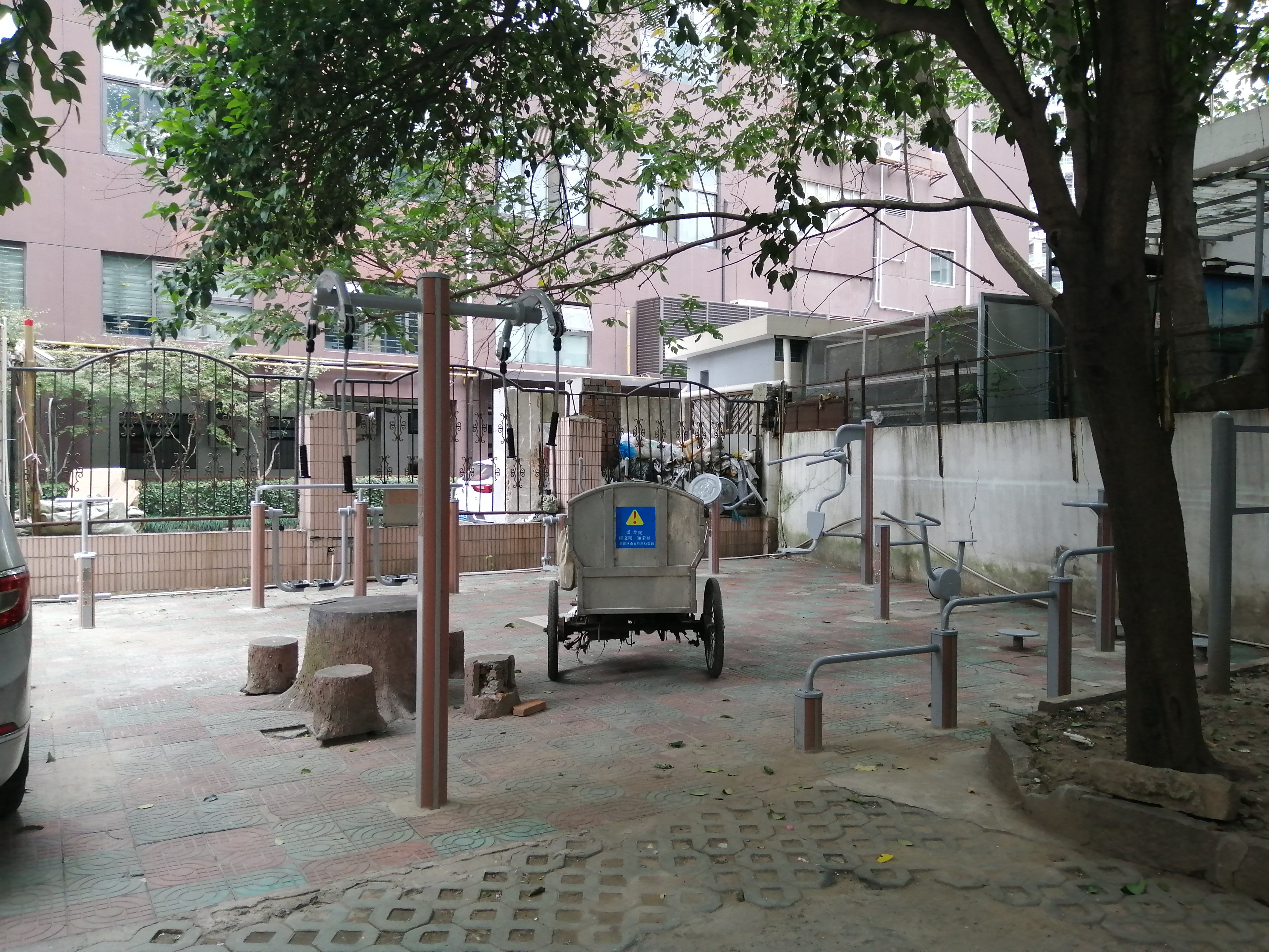 普陀區(qū)長壽街道上青居委健身苑點