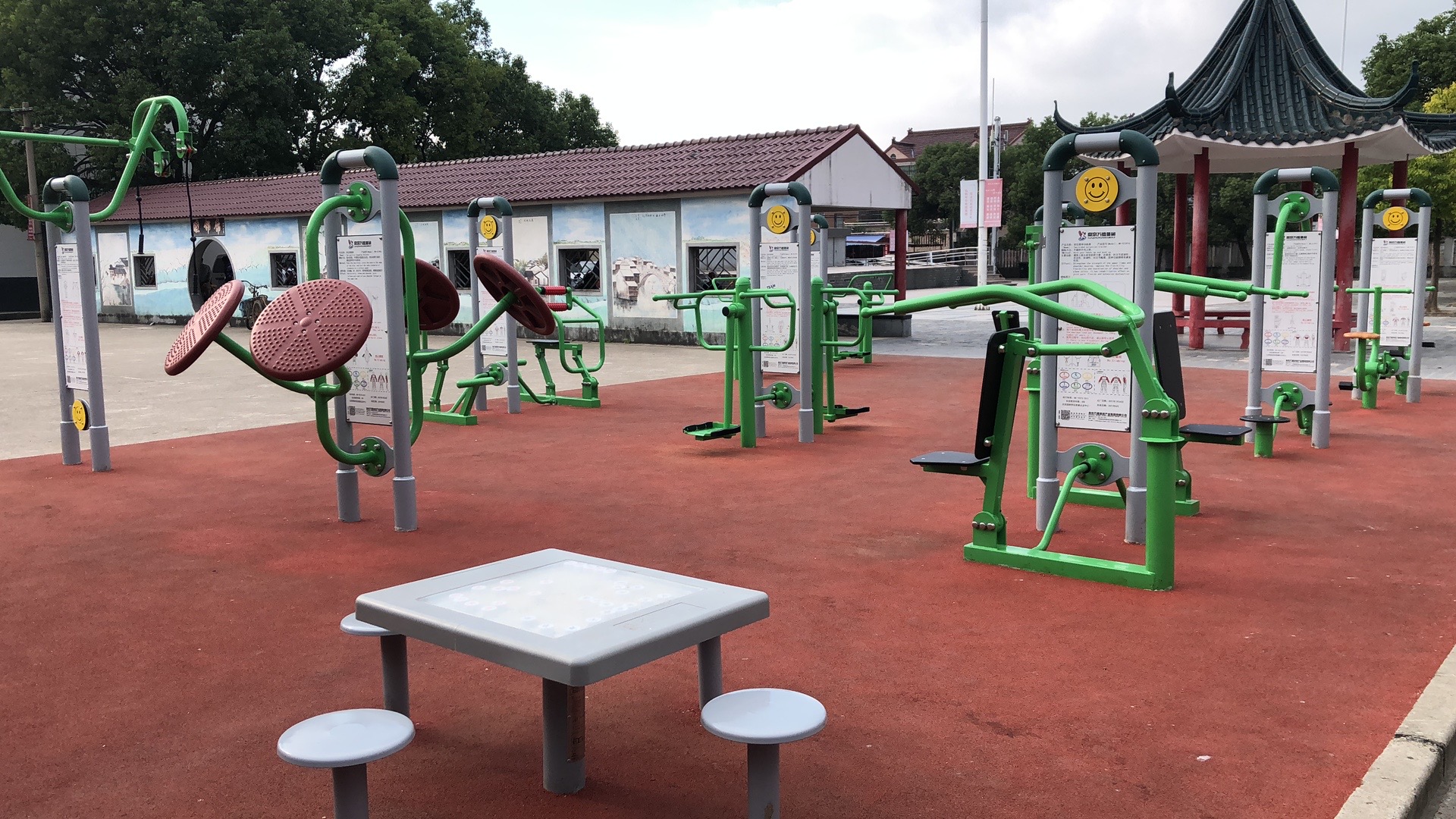 青村鎮(zhèn)光明社區(qū)廣場健身點(diǎn)