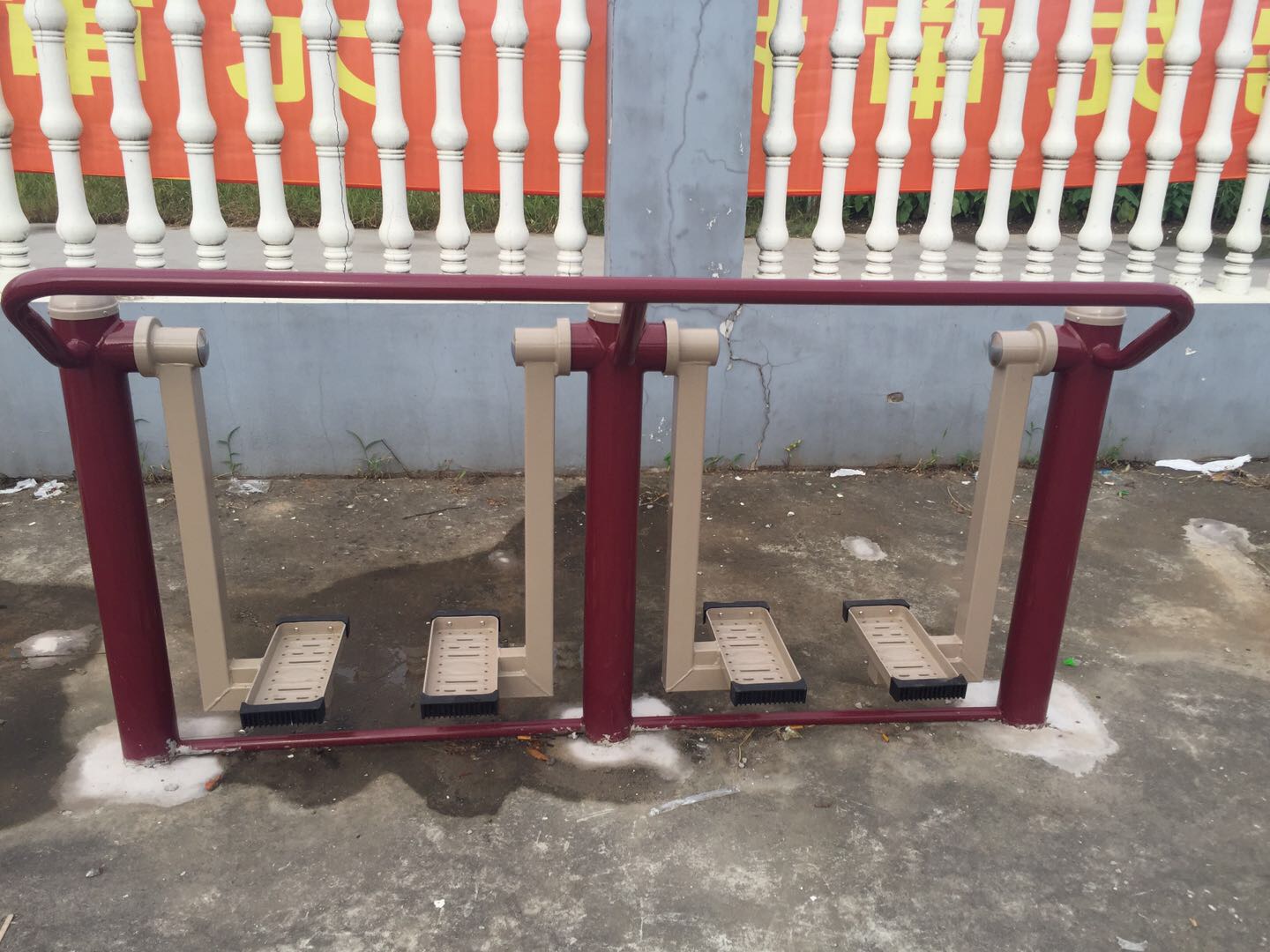 二位太空漫步機(jī)