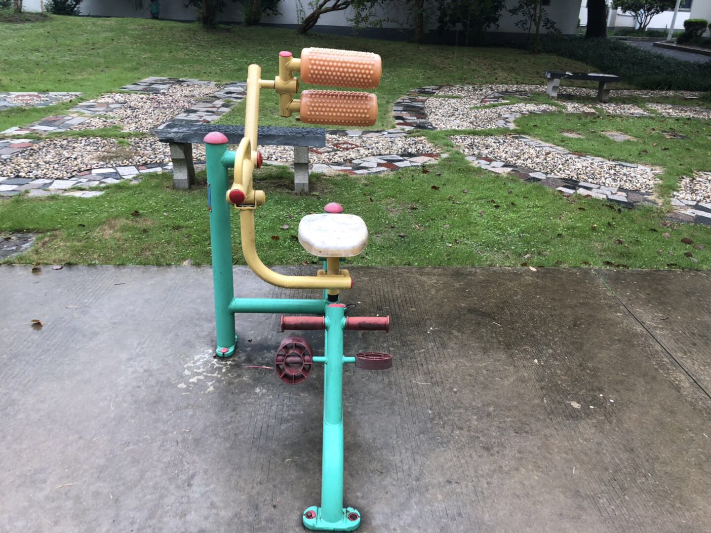 自重腹背鍛煉器