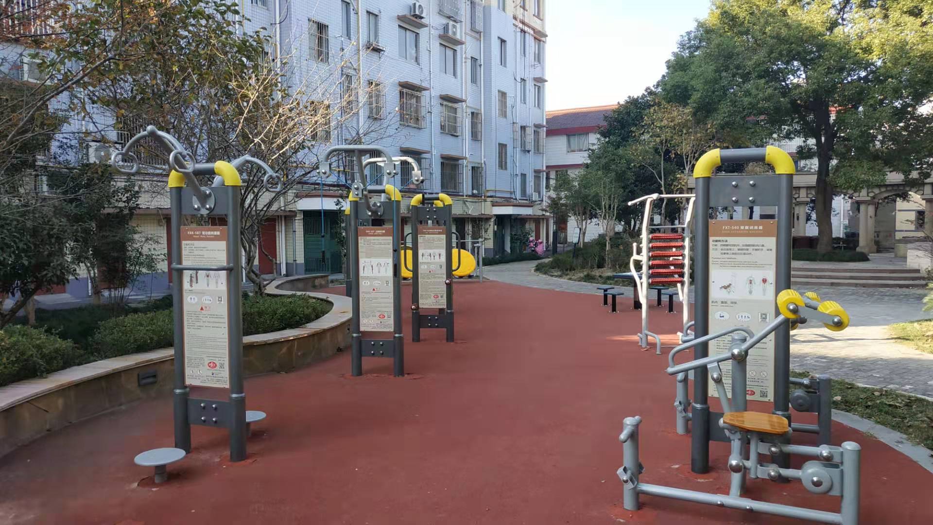 四團(tuán)鎮(zhèn)天鵬居委白玉蘭廣場市民益智健身苑點