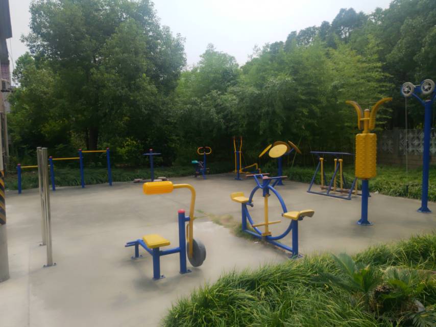 方翔社區(qū)沁園別墅428弄94號旁健身點(diǎn)