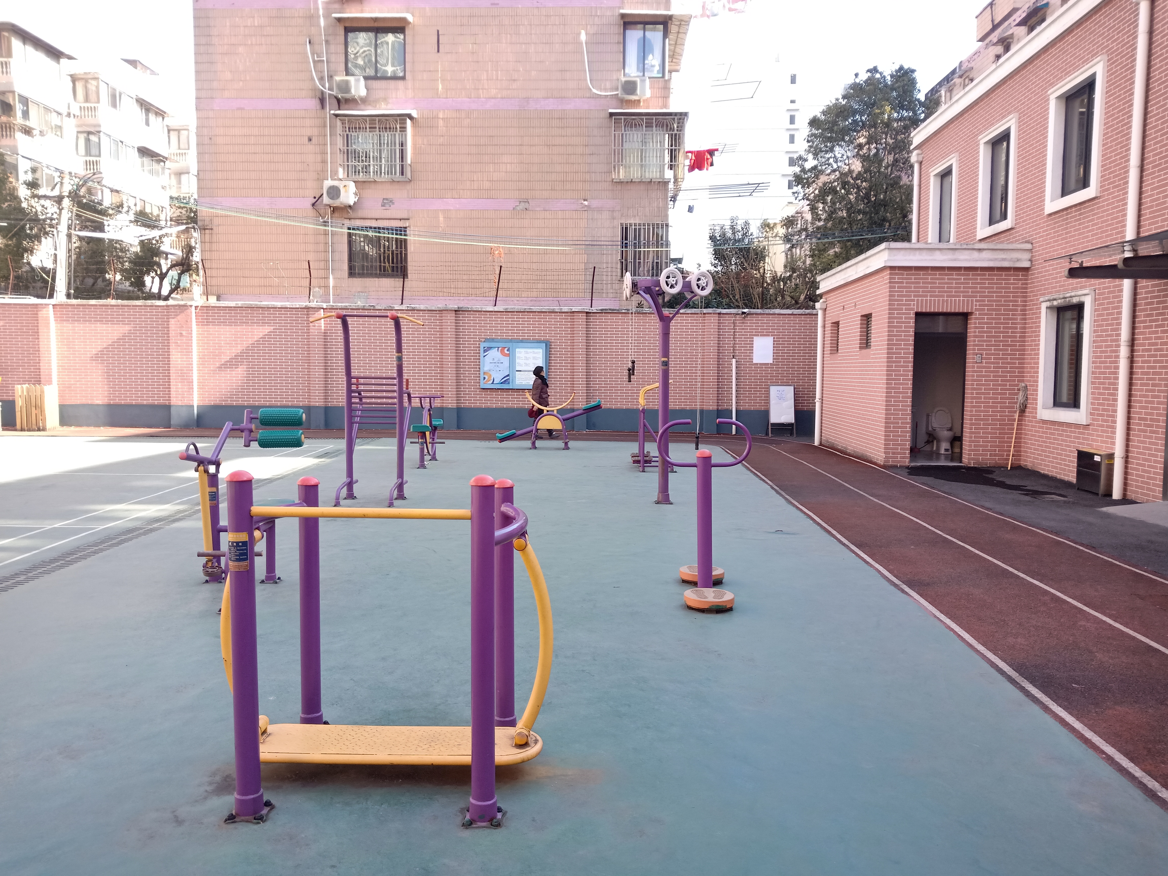 靜安區(qū)共和新路街道805弄居委健身點（中山北路805弄老年服務中心）