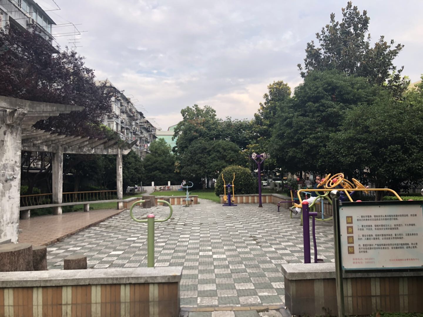 逸仙二村三居委健身苑點(diǎn)二